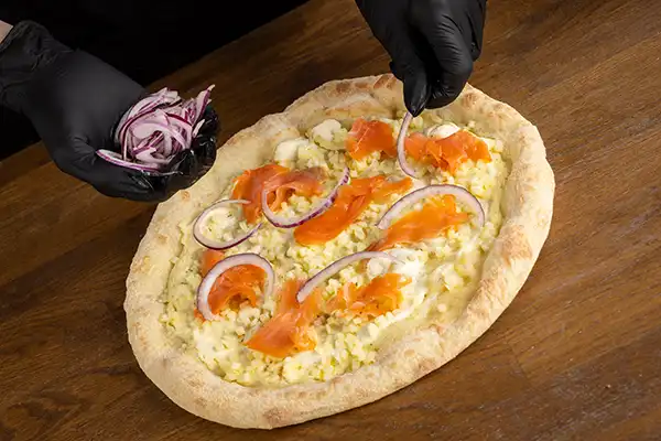 Nordica pizzan valmistusta.