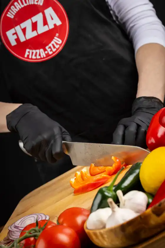 Tuoreet ainekset, uunituoreesssa pizzassa.