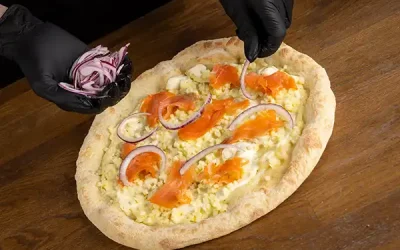 Nordica pizzan valmistusta.